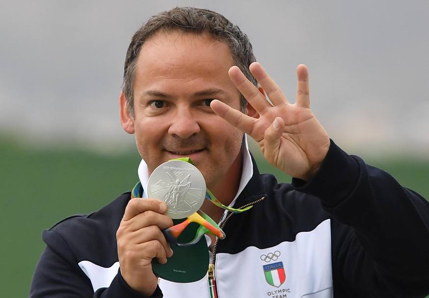 Giovanni Pellielo festeggia dopo la sua medaglia d&#39;argento nel trap. Ansa